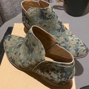 Lucky brand suede olive camo 8 1/2 new in box
